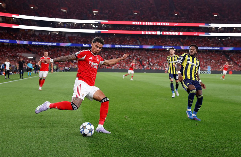 Jose Mourinho'nun Benfica-Fenerbahçe maçında giydiği kazak fiyatıyla gündemde - Resim: 1