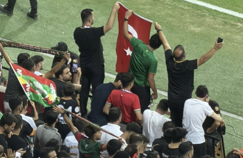Amedspor tribünlerinde beklenmeyen sahne! Türk bayrakları dalgalandı - Resim: 5