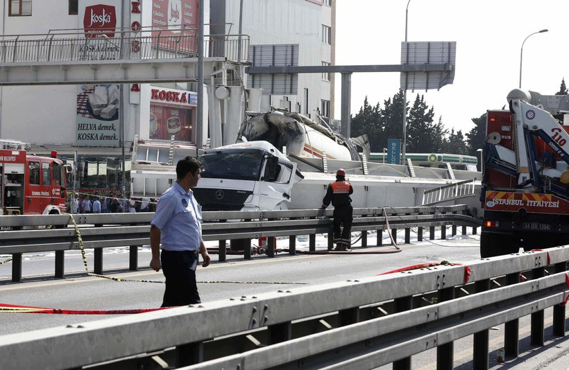 Avcılar'da üst geçit çöktü! - Resim: 1