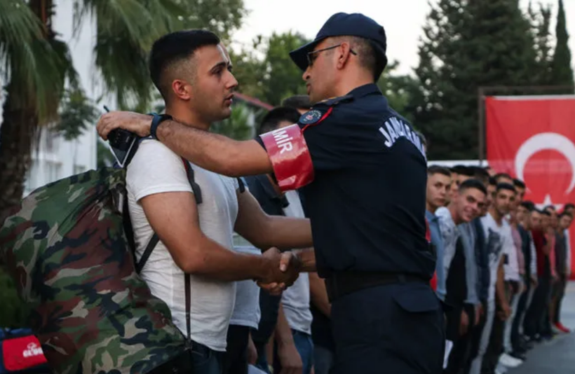 Yeni askerlik düzenlemesiyle terhis olan askerlerin sevinçleri görülmeye değer - Resim: 2