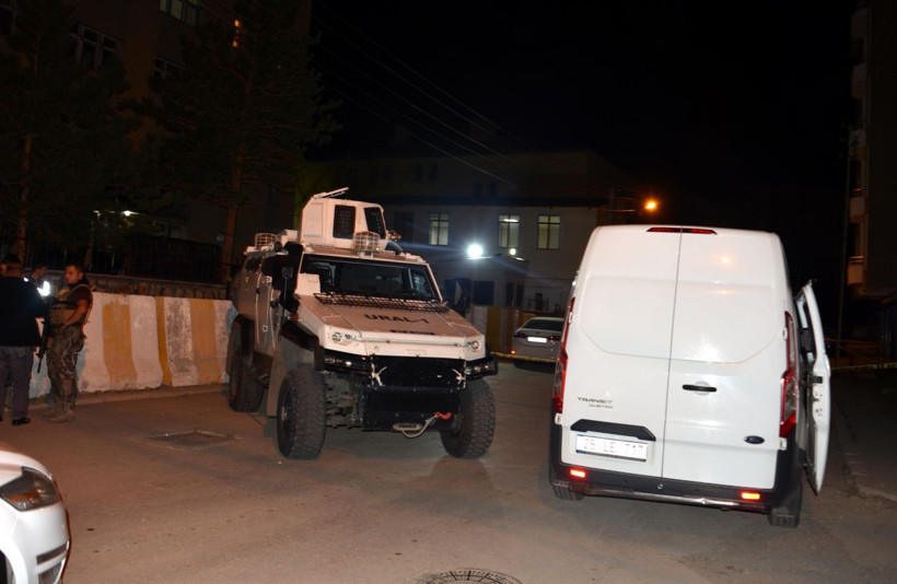 Erzurum Horasan'da polis merkezi önünde korkunç kavga! Ortalık kan gölüne döndü 2 ölü - Resim: 3