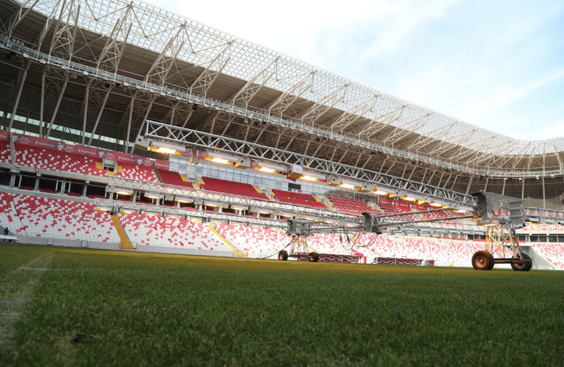 Yeni 4 Eylül Stadyumu çimleri bakıma alındı - Resim: 4