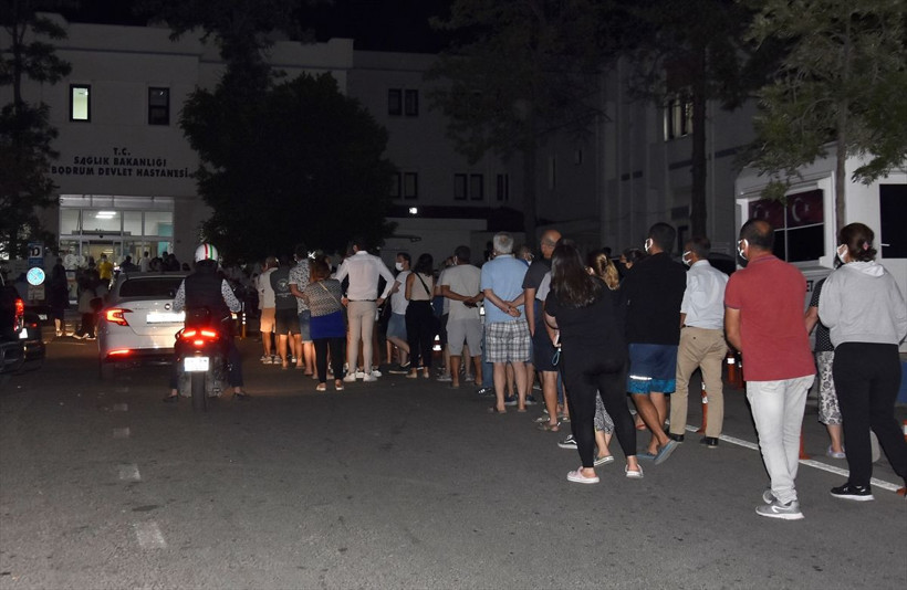 Bodrum'da Kovid-19 aşısı olmak isteyen vatandaşlar hastanede yoğunluğa neden oldu - Resim: 2
