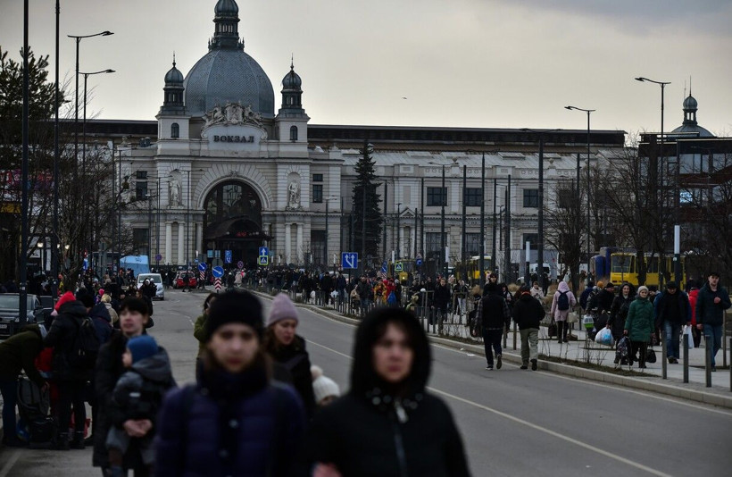 Ukrayna'dan yürek dağlayan kareler! Umut ve hüzün bir arada: Gözyaşlarına boğuldular - Resim: 1