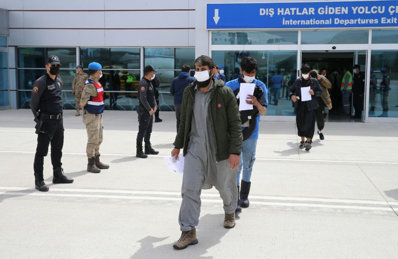 Kaçak yollarla Türkiye'ye gelmişlerdi! Yüzlerce Afgan böyle gönderildi - Resim: 3