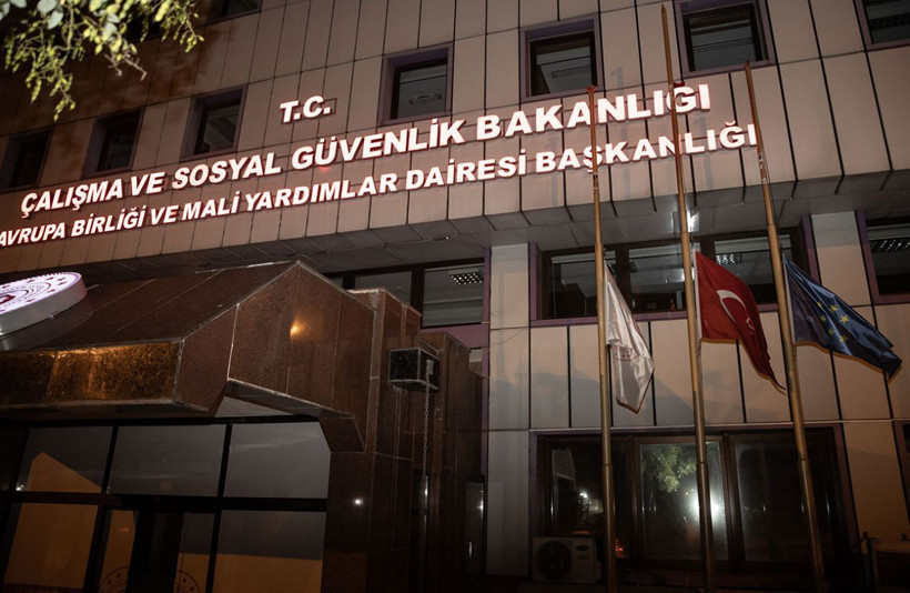 Milli yas ilanının ardından Türkiye'de bayraklar yarıya indirildi - Resim: 4