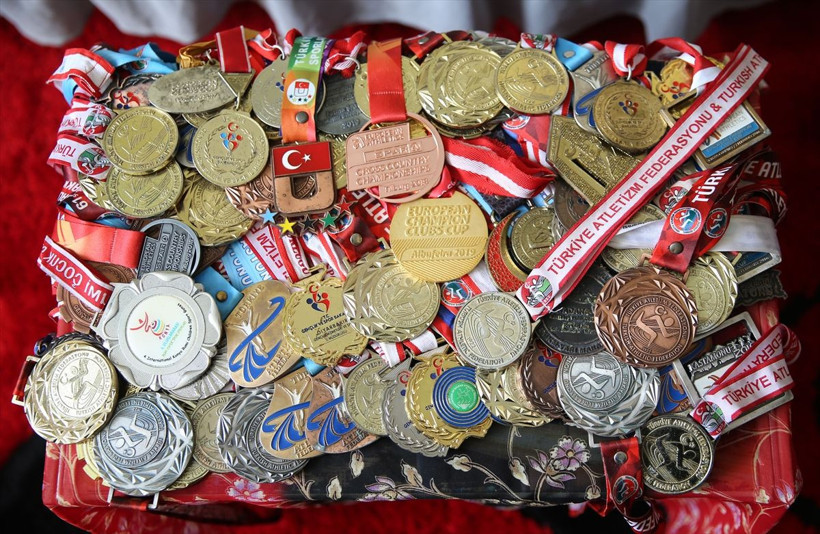 "Yalın ayak şampiyon" köyündeki kızları yarışlara hazırlıyor! - Resim: 2