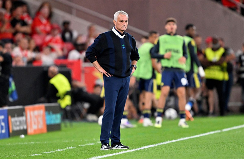 Jose Mourinho'nun Benfica-Fenerbahçe maçında giydiği kazak fiyatıyla gündemde - Resim: 3