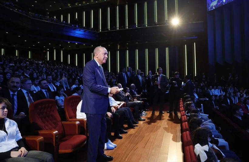 Cumhurbaşkanı Erdoğan'a kanal açılışı kumandasını robot getirdi - Resim: 2