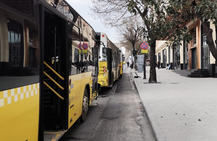Fatih'te korku dolu anlar! Durağa yanaşan 3 İETT otobüsü kaza yaptı - Resim: 3