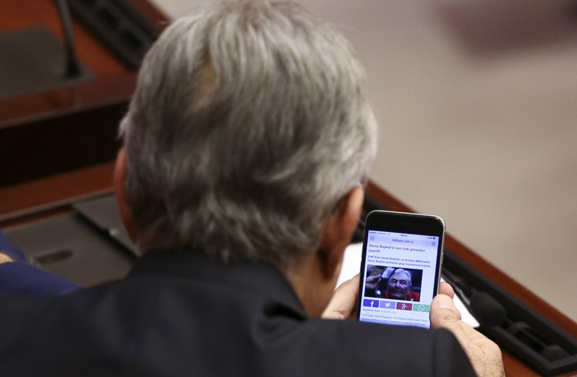 Deniz Baykal'ı şaşırtan kareler! Vekiller gösterince... - Resim: 1