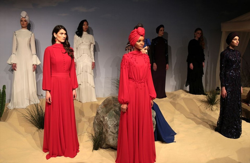 Tesettürlü model defilenin ilgi odağı oldu! - Resim: 1