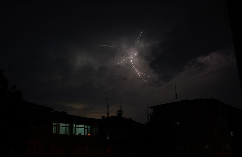 İstanbul’da şimşekler geceyi aydınlattı - Resim: 2