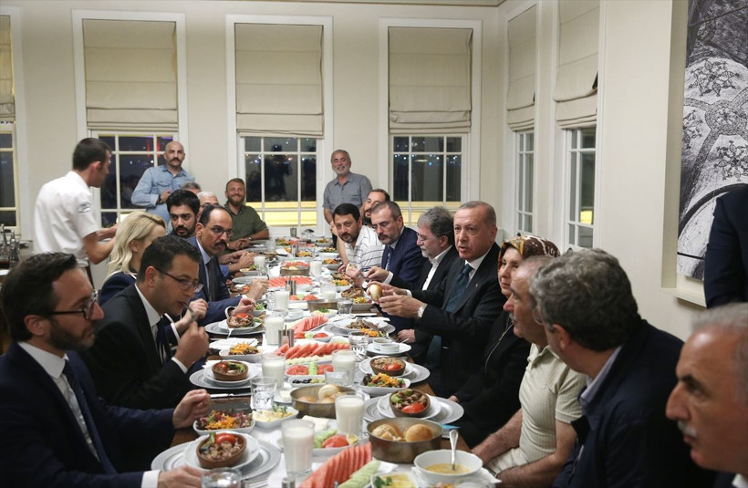 Erdoğan, moderatörlerle yemek yedi - Resim: 2
