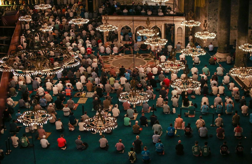 Ayasofya-i Kebir Cami-i Şerifi'nde 86 yıl sonra ilk akşam namazı - Resim: 2