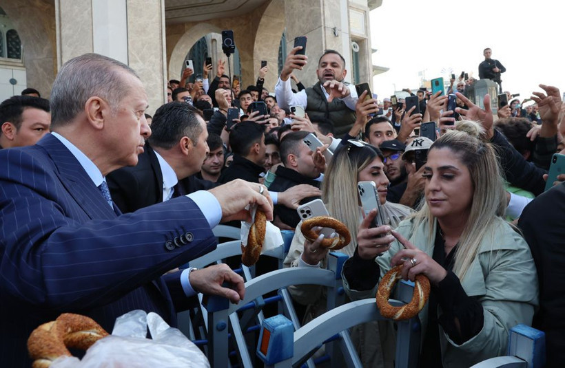 Cumhurbaşkanı Erdoğan, Taksim'de vatandaşlara simit ikram etti - Resim: 2