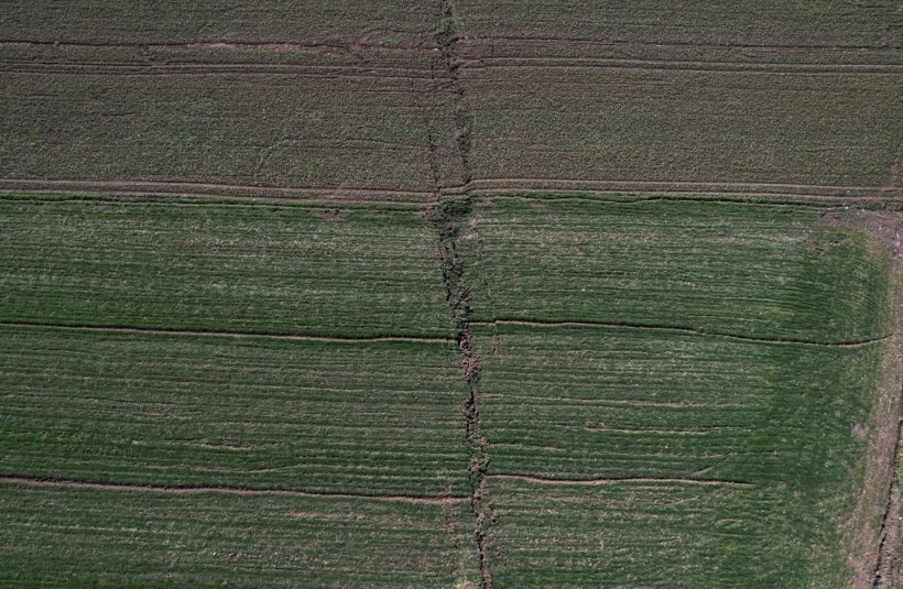 Kahramanmaraş'ta fay hattı tarlayı ikiye böldü! Dev yarık havadan görüntülendi - Resim: 3