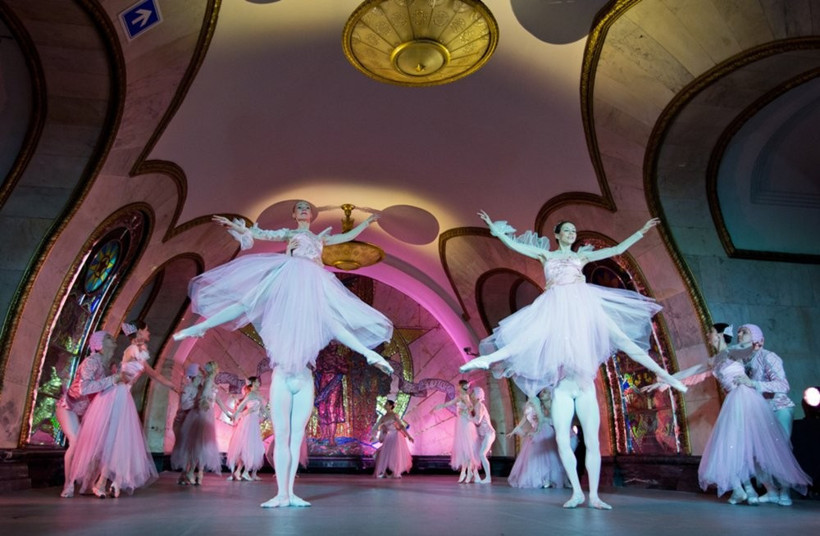 Rusya Metrosunda Bale Gösterisi! - Resim: 3