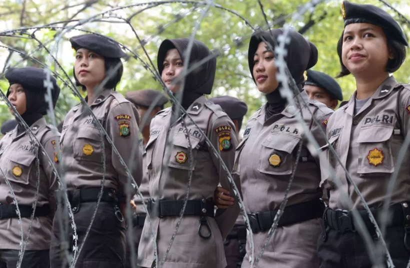 Böyle rezillik görülmedi kadın polislere bekaret için iki parmak testi - Resim: 2