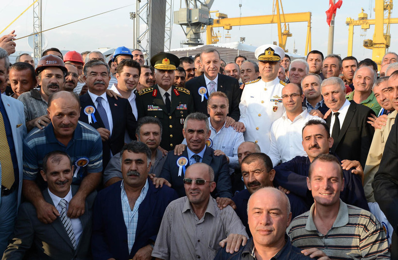 Büyük ada gemisi denizle buluştu - Resim: 4