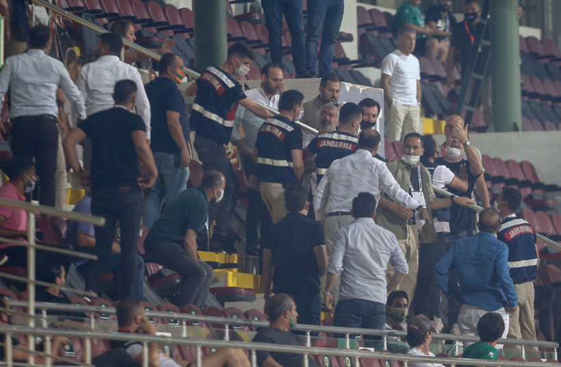 Alanyaspor-Trabzonspor maçı sonu kıyamet koptu Ahmet Ağaoğlu sahaya daldı - Resim: 3