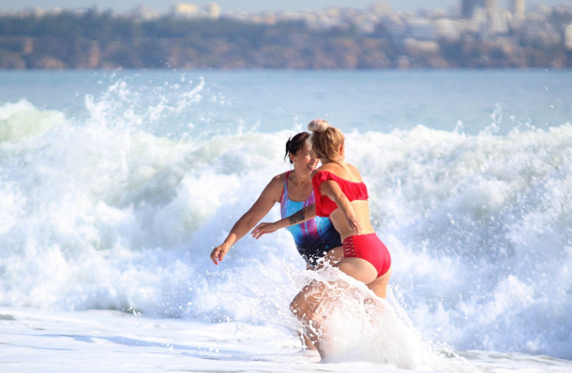 Antalya'da plajlarda koronavirüse aldırış etmediler! Rus turistler deniz keyfi yaptı - Resim: 4