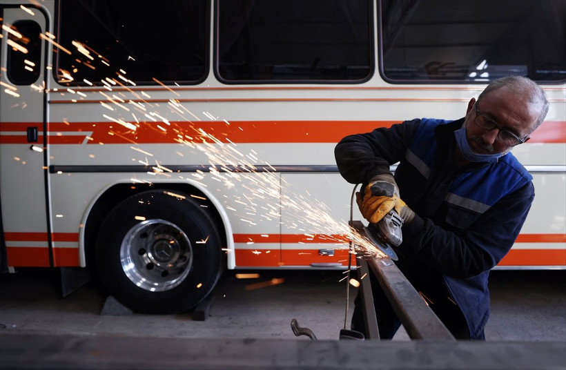 Türkiye'de bir ilk! 60-70 yaşındaki "emekliye ayrılmış" otobüsler ilk günkü haline geliyor - Resim: 1