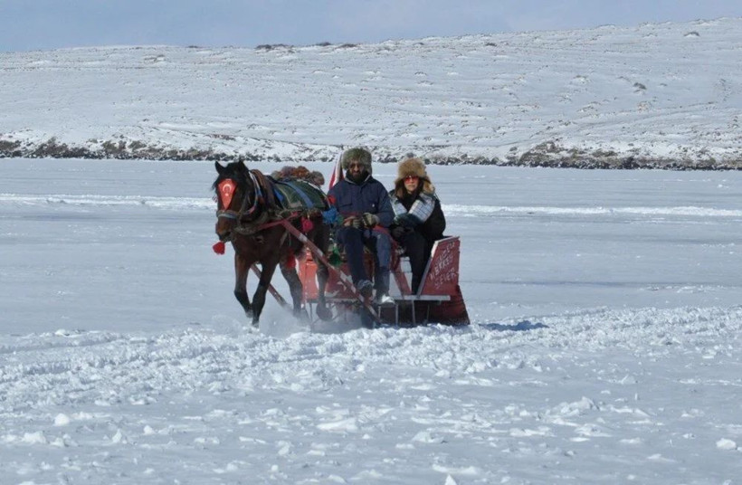 Donmuş Türk gölünde yolculuk! Fransızlar hayran kaldı - Resim: 1