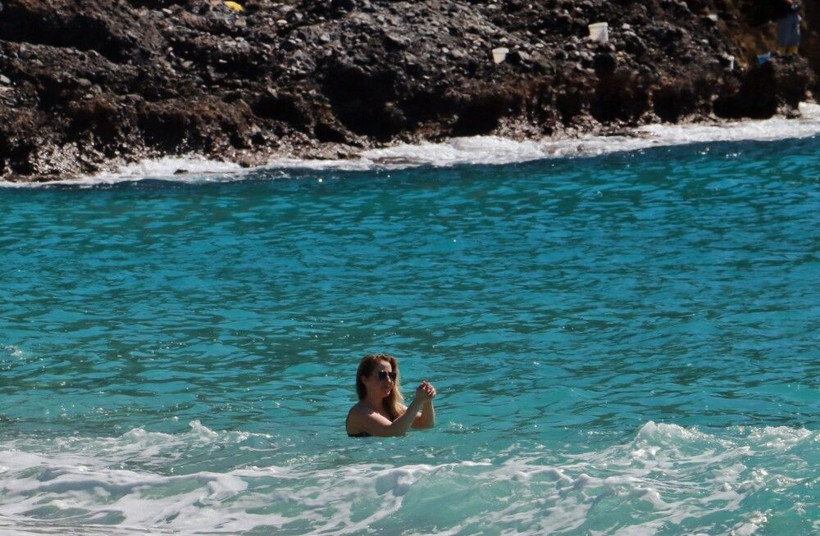 Sıcağı gören Ruslar ve Ukraynalılar akın etti! Antalya'da denizin keyfini çıkardılar: Altın arayan da var - Resim: 2