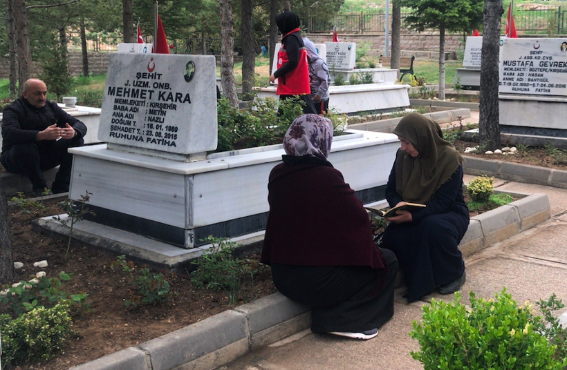 Ramazan Bayramı arifesinde şehitlikler doldu dualarla anılıyorlar - Resim: 1