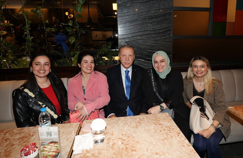 Cumhurbaşkanı Erdoğan gençlerle kafede bir araya geldi - Resim: 2