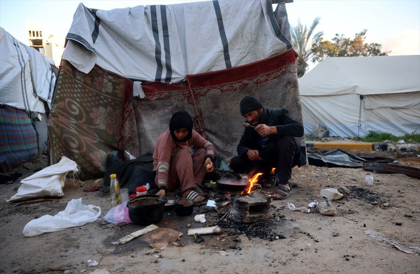 Gazze'de Filistinliler, yıkım ve enkaz arasında ilk iftarlarını açtı - Resim: 4