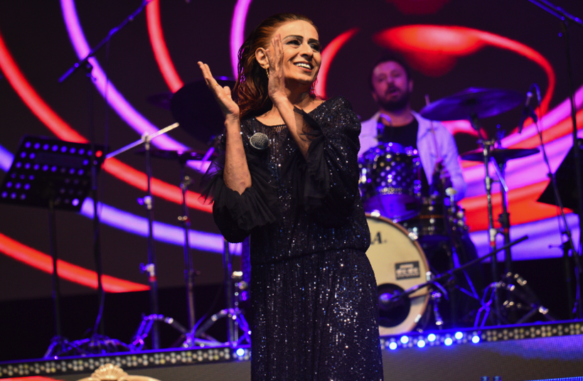 Yıldız Tilbe sahnede birden peruğunu çıkarıp halay mendili gibi salladı! - Resim: 4