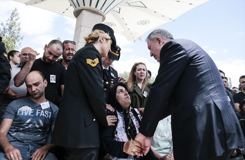 Jandarma Astsubay Üstçavuş Cengiz Tokur'un cenazesinde yürek yakan görüntüler - Resim: 4