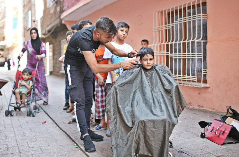 Diyarbakır'da takdire şayan davranış! Sokak sokak dolaşıp çocukları ücretsiz tıraş ediyor onları sevindiriyor - Resim: 3