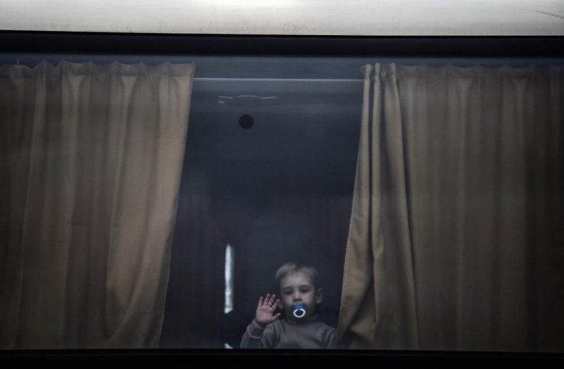 Binlerce Ukraynalı gözyaşlarına boğuldu! Kilometrelerce yürüdüler: Çocuklar perişan halde - Resim: 2