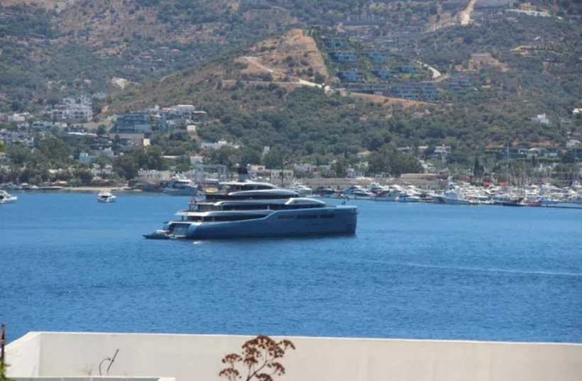 Dev yat Bodrum sahiline giriş yaptı görenler cep telefonlarına sarıldı - Resim: 1