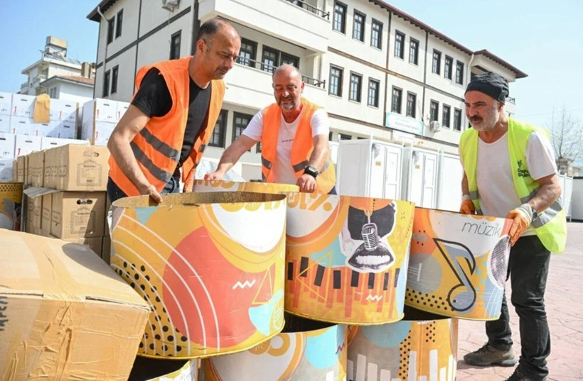 Leyla ile Mecnun'un Erdal Bakkal'ı Cengiz Bozkurt depremzedelerin yardımına koştu - Resim: 4