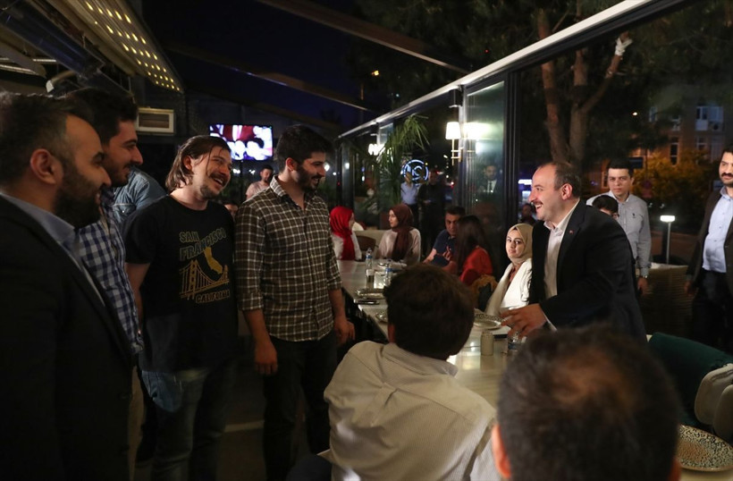 Binali Yıldırım'dan Mustafa Varank'a sürpriz elinde simit tepsisiyle... - Resim: 1