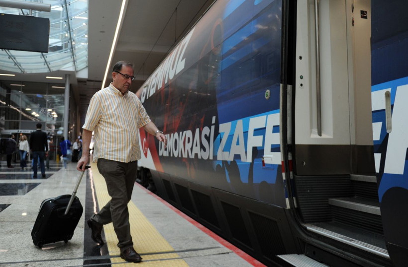 Yüksek Hızlı Tren 15 Temmuz'a özel giydirildi görenler heyecanını gizleyemedi - Resim: 4