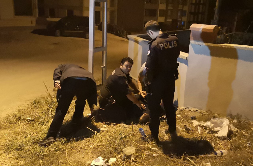 İntihara kalkışan kocayı polis ipten aldı karısı bakın ne dedi! - Resim: 1