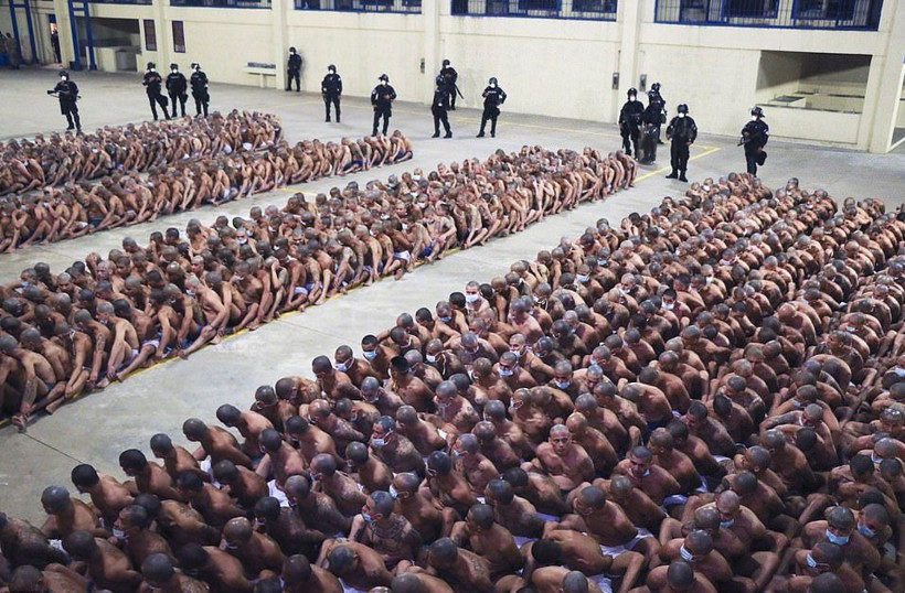 Dünyayı sarsan görüntüler! Bir külotla bırakıp kucak kucağa oturttular - Resim: 1