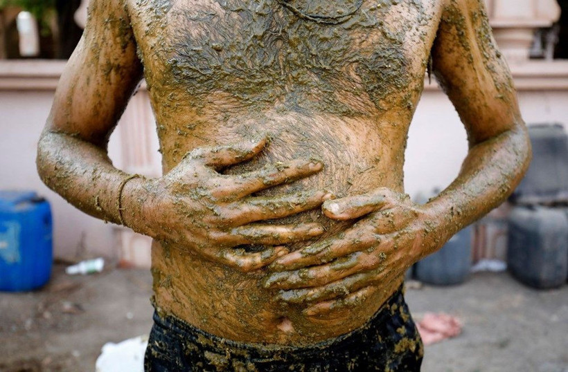 Hindistan’da corona virüse karşı vücutlarına inek dışkısı: Doktorlar bile buraya geliyor - Resim: 1