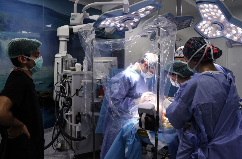 Ses telleri felç geçiren sanatçıya ilginç ameliyat: VR gözlük taktı doktor şarkı söyletti - Resim: 1