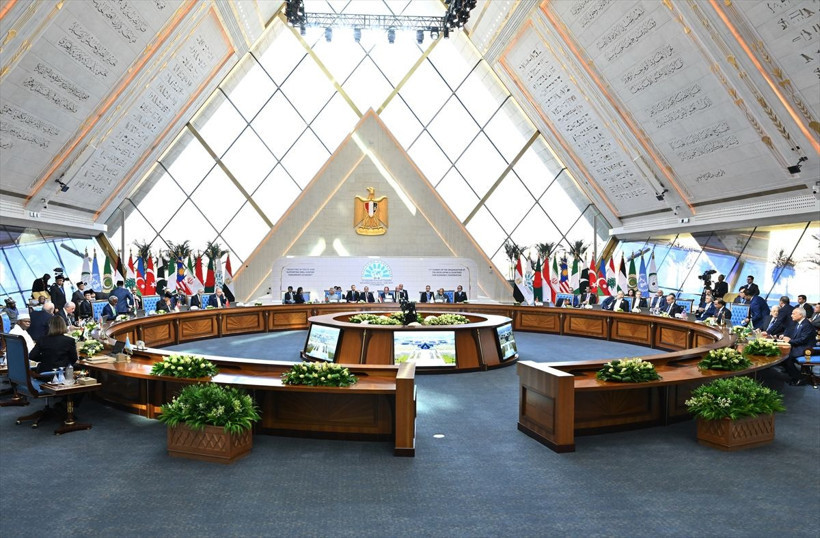 Cumhurbaşkanı Erdoğan tek tek selamlaştı! D-8 Zirvesi'nden dikkat çeken fotoğraflar - Resim: 4