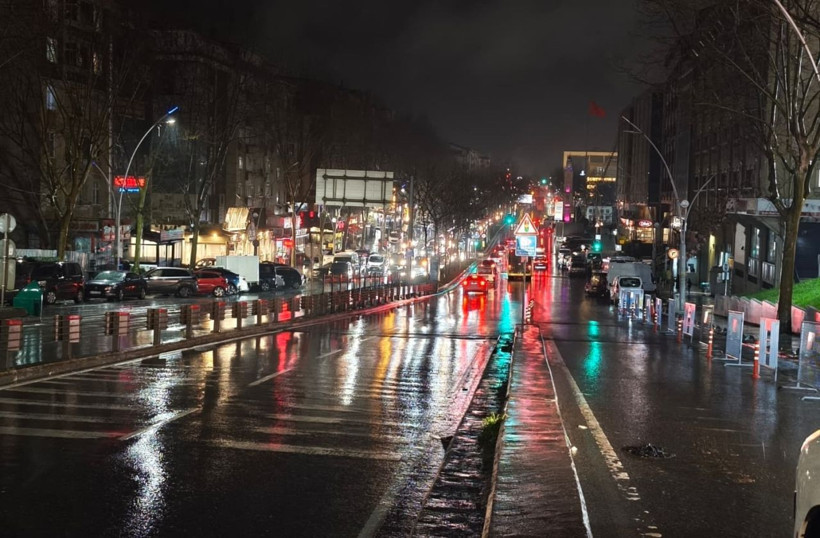 AKOM uyarmıştı: İstanbul'da kuvvetli sağanak başladı... - Resim: 1