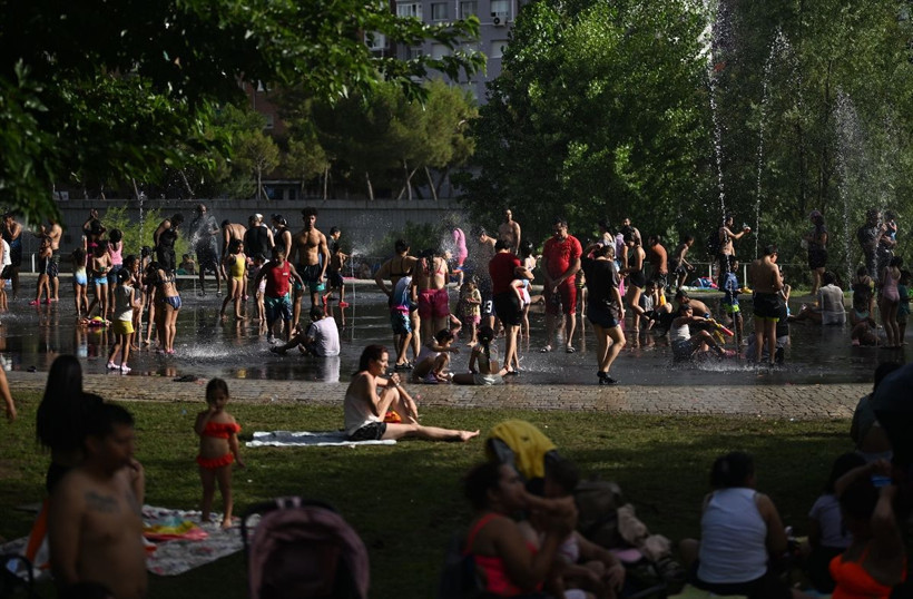 Okulları tatil ettiren Ejderha sıcakları Türkiye'ye geliyor! Avrupa yanıyor - Resim: 1