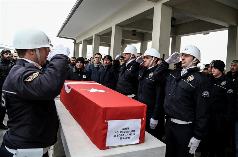 Şehit polisin cenazesinden yürek yakan kare - Resim: 4