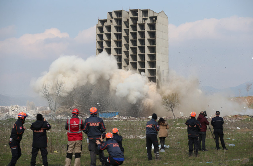 Bu binayı 300 kiloluk dinamit yıkamadı - Resim: 3