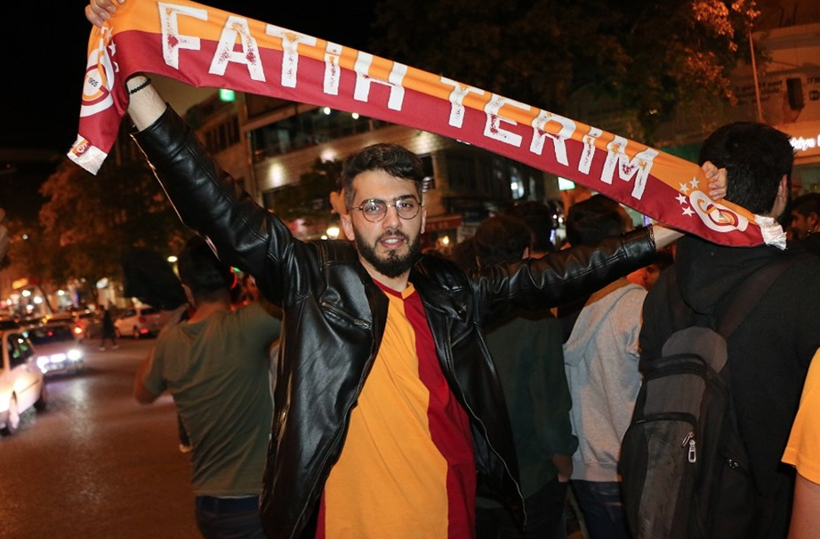 Galatasaray taraftarları sokağa döküldü liderlik işte böyle kutlandı - Resim: 1